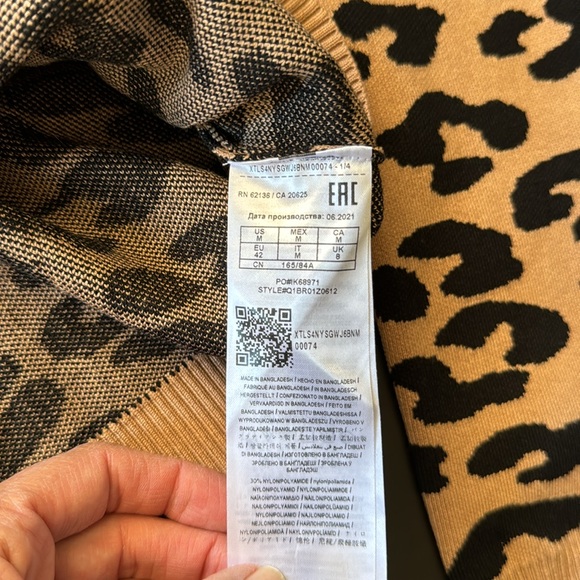 NWT Guess off the shoulder Leopard sweater Size Medium - Picture 11 of 12